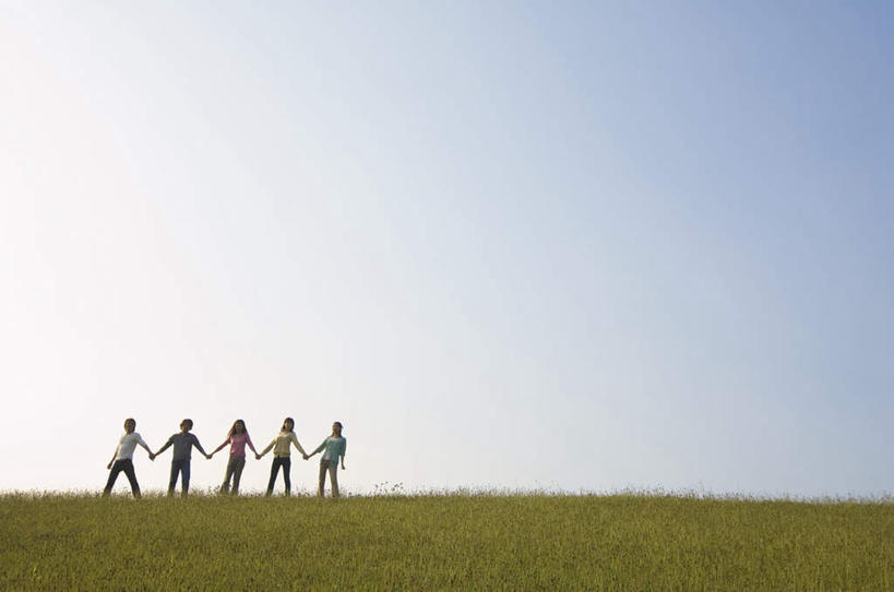 东方人,头发,伙伴,朋友,站,伸展双臂,握手,笑,摸,微笑,露齿笑,横图,室外,白天,友谊,成功,合作,团队,集体,信心,草地,草坪,植物,亚洲,五个人,一排,抚摸,阴影,服装,整齐,光线,影子,许多人,注视,休闲装,黄种人,队伍,草,排列,背面,衣服,粉色,蓝色,绿色,黑色,蓝天,天空,阳光,天,观察,看,站着,一群人,休闲,休闲服,服饰,晴朗,观看,察看,成就,队列,关注,合伙,万里无云,友情,男人,男性,年轻男性,年轻女性,女人,女性,亚洲人,晴空,晴空万里,敞开双臂,触摸,接触,拉手,伸开双臂,手拉手,手握手,展开双肩,站立,张开手臂,张开双臂,彩图,全身