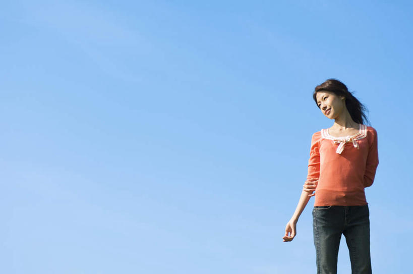 东方人,头发,一个人,站,笑,摸,微笑,露齿笑,横图,室外,白天,正面,旅游,度假,亚洲,仅一个年轻女性,仅一个女性,仅一个人,抚摸,阴影,服装,光线,影子,云,云朵,云彩,注视,休闲装,黄种人,娱乐,衣服,黄色,蓝色,黑色,白云,蓝天,天空,阳光,天,观察,看,站着,享受,休闲,休闲服,放松,服饰,观看,察看,关注,年轻女性,女人,女性,亚洲人,长发,触摸,接触,站立,半身,彩图