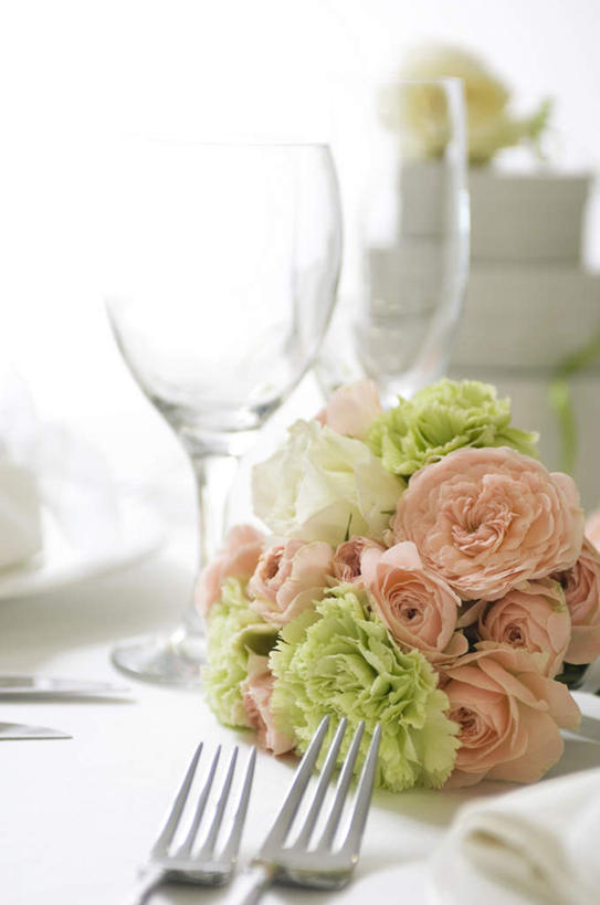 无人,竖图,室内,特写,白天,正面,爱情,幸福,纯洁,热情,餐桌,桌子,玫瑰,杯子,餐具,一堆,许多,堆叠,堆积,朦胧,模糊,盛开,叉子,碟子,高脚杯,盘,勺子,玫瑰花,红酒杯,浪漫,花蕾,玻璃制品,花,花瓣,花朵,鲜花,粉色,绿色,盘子,酒杯,调羹,碟,汤匙,碗,花苞,花蕊,温暖,温馨,恩爱,餐台,堆,和睦,感动,尊敬,天真,刺玫花,徘徊花,玻璃杯,进餐用具,烹调用具,彩图,融洽