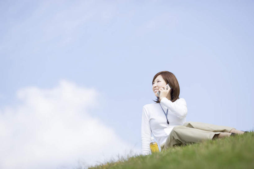 东方人,头发,一个人,坐,举,笑,摸,打电话,微笑,露齿笑,横图,室外,白天,正面,衬衫,旅游,度假,草地,草坪,植物,电话,手机,亚洲,仅一个年轻女性,仅一个女性,仅一个人,抚摸,握,阴影,光线,影子,云,云朵,拿,听,云彩,拿着,扭头,注视,黄种人,娱乐,通讯设备,草,蓝色,绿色,黑色,白云,蓝天,天空,阳光,天,观察,看,托,转头,享受,休闲,放松,握着,观看,察看,关注,一部,交流,年轻女性,女人,女性,亚洲人,长发,触摸,沟通,接触,举起,举手,举着,通话,向上举,向上伸,向上托,坐着,彩图,全身,衬衣