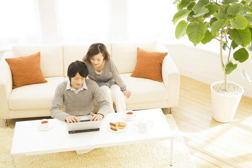 东方人,头发,两个人,家庭,夫妻,客厅,坐,笑,摸,微笑,露齿笑,横图,俯视,室内,白天,爱情,电脑,笔记本电脑,植物,餐桌,窗户,靠垫,沙发,桌子,亚洲,抚摸,敲打,阴影,服装,光线,网络,盆栽,影子,墙,靠枕,盆景,浪漫,注视,休闲装,黄种人,输入,通讯设备,玻璃窗,墙壁,墙面,两个,衣服,红色,绿色,黑色,灰色,阳光,自然,垫子,枕头,打字,低头,观察,看,休闲,温暖,温馨,一家人,休闲服,恩爱,恋人,服饰,生长,成长,餐台,观看,点击,敲击,和睦,察看,无线,起居室,关注,通信设备,无线网络,布艺沙发,无线上网,便携式电脑,按键,手提电脑,男人,男性,年轻男性,年轻女性,女人,女性,亚洲人,长发,夫妇,情侣,触摸,接触,坐着,半身,彩图,高角度拍摄,伴侣,融洽