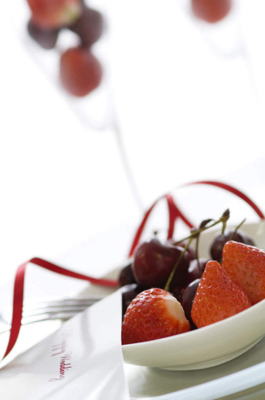 无人,竖图,室内,特写,白天,正面,桌面,草莓,浆果,葡萄,餐具,水果,一堆,许多,堆叠,堆积,朦胧,模糊,新鲜,装饰,碟子,盘,生食,食品,果实,食物,红色,紫色,盘子,彩带,碟,有机食品,绿色食品,堆,华丽,修饰,点缀,衬托,美观,雅致,雅观,洋莓,水果皇后,山葫芦,蒲桃,红莓,地莓,草龙珠,彩图