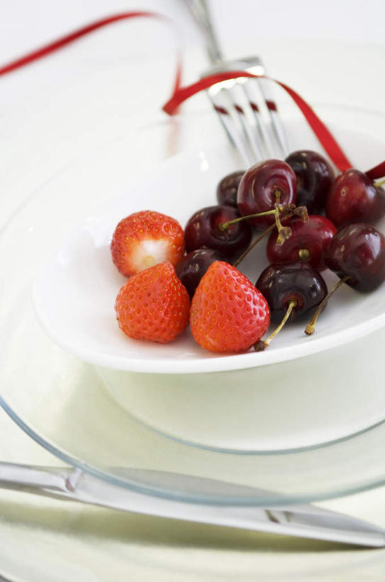 无人,竖图,俯视,室内,特写,白天,桌面,草莓,浆果,葡萄,餐具,水果,一堆,许多,堆叠,堆积,朦胧,模糊,新鲜,装饰,碟子,盘,生食,食品,果实,食物,红色,紫色,盘子,彩带,碟,有机食品,绿色食品,堆,华丽,修饰,点缀,衬托,美观,雅致,雅观,洋莓,水果皇后,山葫芦,蒲桃,红莓,地莓,草龙珠,彩图,高角度拍摄