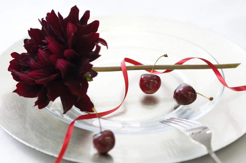 无人,横图,俯视,室内,特写,白天,白色背景,桌面,葡萄,餐具,水果,金属制品,阴影,新鲜,盛开,光线,金属,叉子,碟子,盘,影子,生食,食品,大丽花,果实,花蕾,花,花瓣,花朵,鲜花,食物,三个,一朵,红色,紫色,阳光,盘子,碟,花苞,花蕊,菊花,摄影,有机食品,绿色食品,影棚,大理花,大丽菊,富丽,大方,山葫芦,蒲桃,草龙珠,彩图,高角度拍摄,影棚拍摄,拍摄