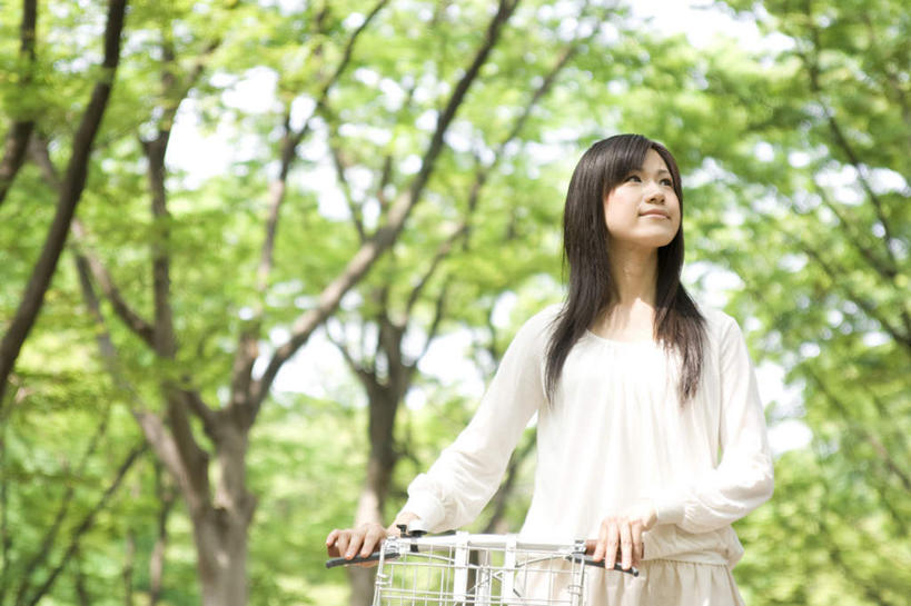 东方人,头发,一个人,站,笑,微笑,露齿笑,横图,室外,白天,正面,旅游,度假,草地,草坪,植物,自行车,亚洲,仅一个年轻女性,仅一个女性,仅一个人,一辆,阴影,服装,光线,影子,云,云朵,云彩,扭头,注视,休闲装,黄种人,娱乐,车,脚踏车,草,树,树木,衣服,蓝色,绿色,白色,黑色,白云,蓝天,天空,阳光,自然,交通工具,天,观察,看,站着,转头,享受,休闲,休闲服,放松,服饰,生长,成长,观看,察看,关注,载具,年轻女性,女人,女性,亚洲人,长发,站立,半身,彩图