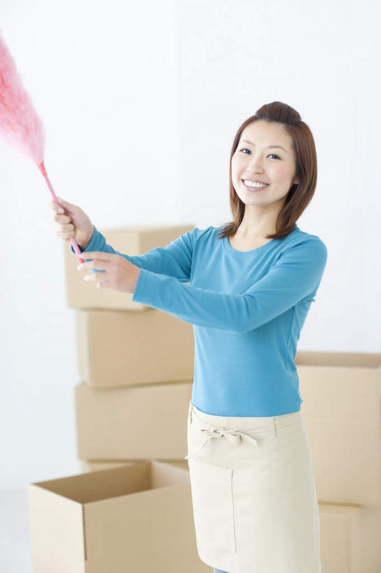 东方人,头发,一个人,站,举,笑,微笑,露齿笑,竖图,室内,白天,正面,亚洲,仅一个年轻女性,仅一个女性,仅一个人,一堆,握,阴影,堆叠,堆积,服装,光线,包装,影子,纸箱,墙,拿,拿着,注视,休闲装,黄种人,墙壁,墙面,一个,衣服,粉色,蓝色,黑色,阳光,容器,箱子,观察,看,清洁,托,站着,休闲,休闲服,握着,服饰,单个,观看,堆,鸡毛掸子,察看,关注,纸板箱,吸尘,包装箱,年轻女性,女人,女性,亚洲人,举起,举手,举着,向上举,向上伸,向上托,站立,半身,彩图