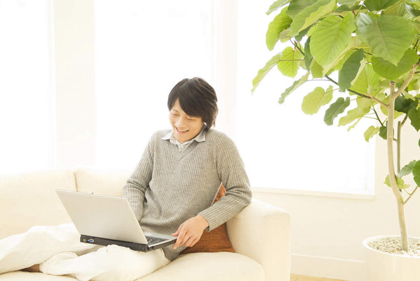 东方人,头发,一个人,客厅,坐,笑,摸,微笑,露齿笑,横图,室内,白天,正面,电脑,笔记本电脑,植物,窗户,靠垫,落地窗,沙发,亚洲,仅一个男性,仅一个人,抚摸,敲打,阴影,服装,光线,网络,盆栽,影子,靠枕,盆景,注视,休闲装,黄种人,输入,通讯设备,玻璃窗,仅一个年轻男性,两个,衣服,红色,绿色,黑色,灰色,阳光,自然,垫子,枕头,打字,观察,看,靠,靠着,倚靠,休闲,休闲服,服饰,生长,成长,观看,点击,一台,敲击,察看,无线,起居室,倚着,关注,通信设备,无线网络,布艺沙发,无线上网,便携式电脑,按键,手提电脑,男人,男性,年轻男性,亚洲人,触摸,接触,坐着,半身,彩图