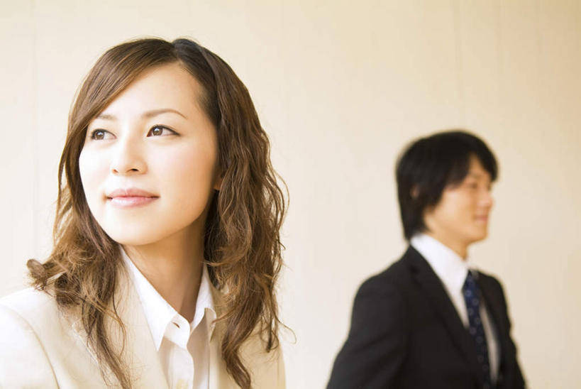 东方人,头发,两个人,伙伴,朋友,商务人士,商务男性,商务女性,站,笑,微笑,露齿笑,横图,室内,白天,正面,衬衫,友谊,亚洲,套装,墙,领带,扭头,注视,黄种人,墙壁,墙面,白色,黑色,观察,看,站着,转头,摄影,影棚,观看,察看,关注,商务装,工薪阶层,友情,男人,男性,年轻男性,年轻女性,女人,女性,亚洲人,长发,白领,上班族,站立,半身,彩图,影棚拍摄,衬衣,拍摄