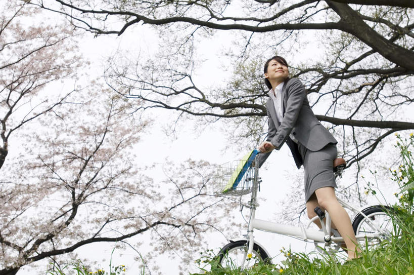 东方人,头发,一个人,商务人士,商务女性,站,坐,摸,横图,室外,白天,仰视,衬衫,旅游,度假,草地,草坪,植物,自行车,樱花,亚洲,仅一个年轻女性,仅一个女性,仅一个人,一辆,抚摸,握,阴影,套装,盛开,光线,影子,花蕾,扭头,注视,黄种人,娱乐,车,脚踏车,草,花,花瓣,花朵,鲜花,树,树木,粉色,蓝色,绿色,黑色,蓝天,天空,阳光,自然,交通工具,天,花苞,花蕊,观察,看,站着,转头,享受,休闲,放松,握着,生长,成长,观看,察看,关注,载具,商务装,工薪阶层,仙樱花,福岛樱,青肤樱,年轻女性,女人,女性,亚洲人,白领,上班族,荆桃,触摸,接触,站立,坐着,彩图,低角度拍摄,全身,衬衣