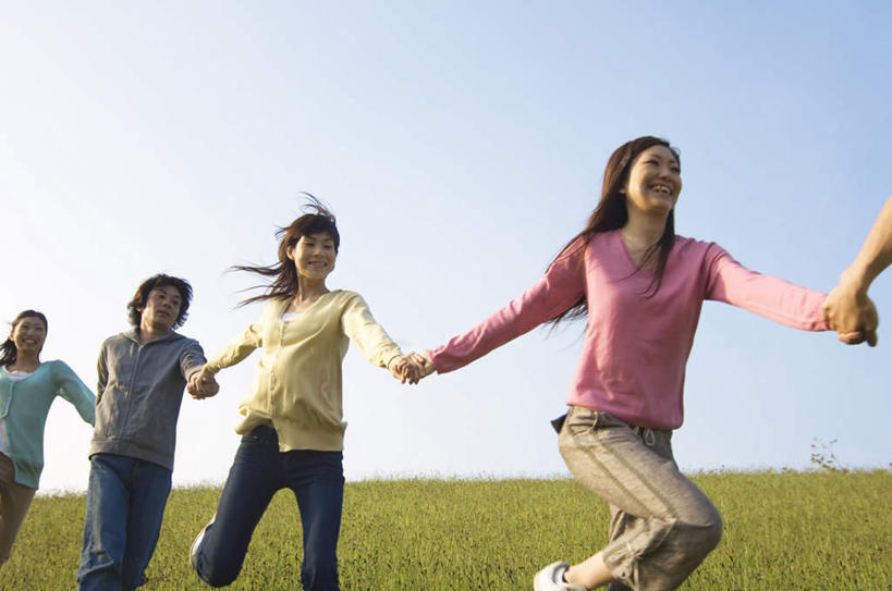 东方人,头发,站,跑,伸展双臂,握手,横图,室外,白天,正面,锻炼,旅游,度假,游戏,成功,运动,合作,团队,集体,信心,草地,草坪,植物,亚洲,五个人,一排,阴影,服装,整齐,光线,影子,许多人,玩,休闲装,黄种人,娱乐,队伍,草,排列,衣服,粉色,黄色,蓝色,绿色,黑色,蓝天,天空,阳光,天,站着,一群人,享受,休闲,休闲服,放松,服饰,晴朗,活动,成就,队列,发泄,消遣,智力,合伙,万里无云,宣泄,体育,男人,男性,年轻男性,年轻女性,女人,女性,亚洲人,长发,晴空,晴空万里,敞开双臂,拉手,跑步,伸开双臂,手拉手,手握手,玩耍,嬉戏,展开双肩,站立,张开手臂,张开双臂,半身,彩图,健身