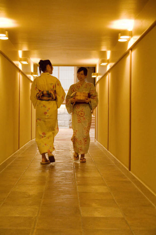 东方人,头发,两个人,伙伴,朋友,站,走,笑,微笑,露齿笑,竖图,室内,白天,民族服装,旅游,度假,友谊,照明,亚洲,一排,许多,和服,整齐,壁灯,瓷砖,地砖,墙,走道,走廊,过道,灯光,地面,注视,黄种人,娱乐,腰带,相视,墙壁,墙面,灯,排列,背面,黑色,灯具,观察,看,站着,享受,休闲,面对面,放松,服饰,观看,对视,照亮,察看,照明设备,队列,关注,相对,配饰,吴服,相看,唐草,唐花,唐锦,友情,年轻女性,女人,女性,亚洲人,步行,散步,站立,走路,彩图,全身,传统服装,民俗服