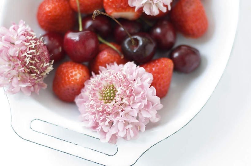 无人,横图,俯视,室内,特写,白天,桌面,草莓,浆果,葡萄,餐具,水果,一堆,许多,阴影,堆叠,堆积,新鲜,盛开,光线,碟子,盘,影子,生食,食品,大丽花,果实,花蕾,花,花瓣,花朵,鲜花,食物,粉色,紫色,阳光,盘子,碟,花苞,花蕊,菊花,有机食品,绿色食品,大理花,堆,大丽菊,富丽,大方,洋莓,水果皇后,山葫芦,蒲桃,红莓,地莓,草龙珠,彩图,高角度拍摄