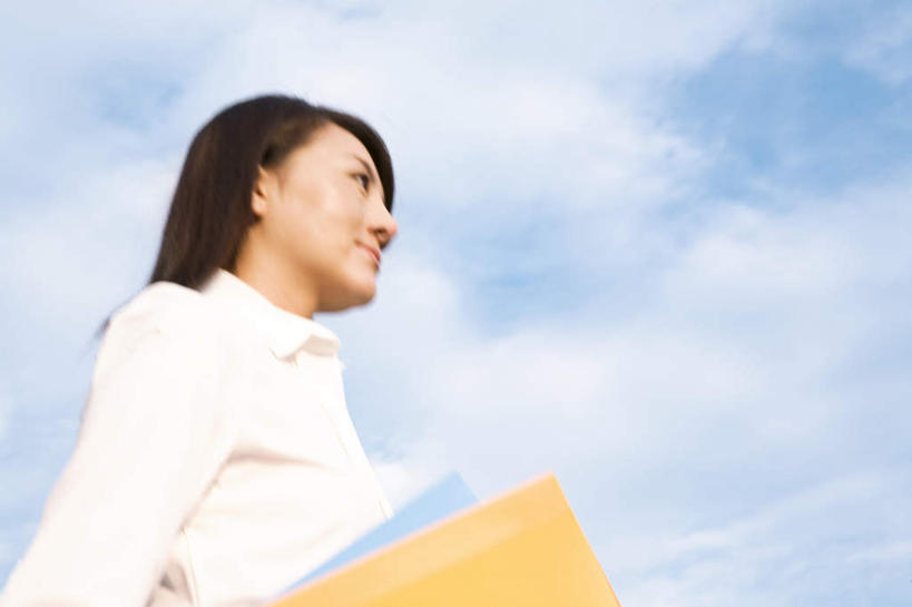 东方人,头发,一个人,站,捧,笑,摸,微笑,露齿笑,横图,室外,白天,仰视,衬衫,旅游,度假,亚洲,仅一个年轻女性,仅一个女性,仅一个人,抚摸,握,阴影,光线,材料,档案,文件,影子,云,云朵,拿,云彩,拿着,注视,黄种人,娱乐,黄色,蓝色,白色,黑色,白云,蓝天,天空,阳光,资料,天,观察,看,站着,享受,休闲,放松,握着,观看,察看,关注,文档,年轻女性,女人,女性,亚洲人,触摸,端,端着,接触,捧着,手捧,站立,半身,彩图,低角度拍摄,衬衣