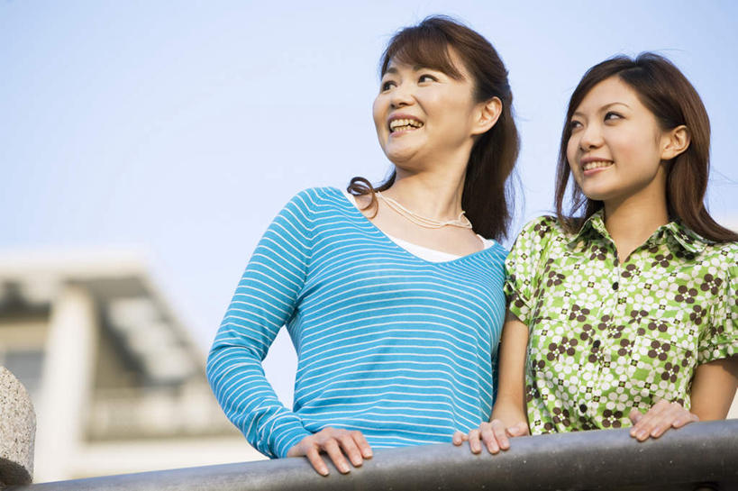 东方人,头发,两个人,家庭,母亲,女儿,家,栏杆,站,笑,摸,微笑,露齿笑,横图,室外,白天,仰视,旅游,度假,亚洲,撑,抚摸,阴影,服装,光线,影子,房屋,墙,屋子,云,云朵,围栏,云彩,注视,休闲装,黄种人,娱乐,护栏,楼房,墙壁,墙面,住宅,衣服,蓝色,绿色,黑色,白云,蓝天,天空,阳光,天,观察,看,站着,享受,休闲,温暖,温馨,母女,一家人,休闲服,放松,母爱,服饰,观看,和睦,察看,撑着,关注,老年女性,年轻女性,女人,女性,亚洲人,长发,触摸,接触,站立,半身,彩图,低角度拍摄,房子,融洽