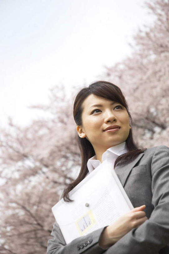 东方人,头发,一个人,商务人士,商务女性,站,捧,笑,摸,微笑,露齿笑,竖图,室外,白天,仰视,衬衫,樱花,亚洲,仅一个年轻女性,仅一个女性,仅一个人,抚摸,握,阴影,套装,盛开,光线,材料,档案,文件,影子,云,云朵,领带,拿,花蕾,云彩,拿着,注视,黄种人,花,花瓣,花朵,鲜花,粉色,蓝色,黑色,白云,蓝天,天空,阳光,资料,天,花苞,花蕊,观察,看,站着,握着,观看,察看,关注,文档,商务装,工薪阶层,仙樱花,福岛樱,青肤樱,年轻女性,女人,女性,亚洲人,白领,上班族,荆桃,触摸,端,端着,接触,捧着,手捧,站立,半身,彩图,低角度拍摄,衬衣