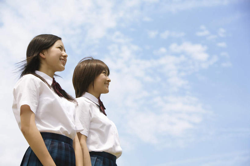 东方人,头发,两个人,伙伴,朋友,站,笑,微笑,露齿笑,横图,室外,白天,仰视,制服,旅游,度假,友谊,亚洲,阴影,服装,光线,影子,云,云朵,云彩,注视,黄种人,娱乐,蓝色,白色,黑色,白云,蓝天,天空,阳光,天,观察,看,站着,享受,休闲,校服,放松,观看,察看,关注,学生服,友情,年轻女性,女人,女性,亚洲人,长发,站立,半身,彩图,低角度拍摄