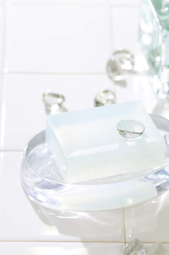 无人,竖图,俯视,室内,特写,白天,化妆,美容,一块,护肤,阴影,朦胧,模糊,透明,光线,瓷砖,地砖,碟子,盘,影子,地面,阳光,盘子,化妆品,肥皂,碟,香皂,日用品,洗浴用品,清洁,保养,享受,休闲,放松,保健,护肤品,舒缓,养颜,去污,紧肤,嫩肤,洗涤,彩图,高角度拍摄