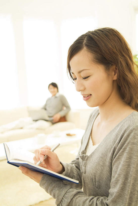 东方人,头发,两个人,家庭,夫妻,客厅,站,坐,摸,竖图,室内,白天,侧面,爱情,电脑,笔记本电脑,窗户,地板,靠垫,落地窗,沙发,亚洲,抚摸,敲打,阴影,光线,网络,笔,影子,墙,办公用品,记事本,靠枕,地面,浪漫,黄种人,输入,通讯设备,木地板,玻璃窗,墙壁,墙面,文具,黄色,阳光,本子,笔记本,学习用品,垫子,枕头,打字,靠,靠着,倚靠,站着,温暖,温馨,一家人,恩爱,恋人,点击,敲击,文具用品,一支,和睦,无线,起居室,倚着,通信设备,无线网络,布艺沙发,无线上网,便携式电脑,按键,手提电脑,男人,男性,年轻男性,年轻女性,女人,女性,亚洲人,长发,夫妇,情侣,触摸,接触,站立,坐着,半身,彩图,伴侣,融洽