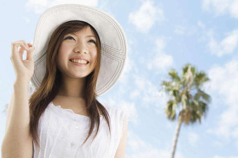 东方人,一个人,站,举,笑,摸,微笑,露齿笑,横图,室外,白天,仰视,旅游,度假,植物,帽子,亚洲,仅一个年轻女性,仅一个女性,仅一个人,抚摸,握,阴影,服装,光线,影子,云,云朵,拿,云彩,拿着,注视,休闲装,黄种人,娱乐,树,树木,衣服,蓝色,绿色,白色,白云,蓝天,天空,阳光,自然,遮阳帽,天,观察,看,托,站着,享受,休闲,休闲服,放松,握着,服饰,生长,成长,观看,察看,关注,一顶,年轻女性,女人,女性,亚洲人,触摸,接触,举起,举手,举着,向上举,向上伸,向上托,站立,半身,彩图,低角度拍摄