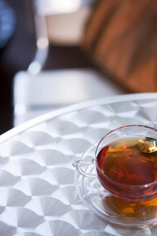 无人,竖图,俯视,室内,特写,白天,餐桌,桌子,杯子,餐具,椅子,阴影,朦胧,模糊,光线,瓷器,碟子,盘,影子,咖啡杯,陶瓷制品,一个,阳光,盘子,碟,单个,餐台,瓷杯,彩图,高角度拍摄