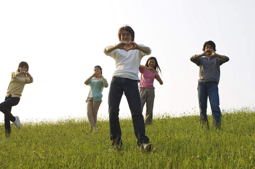 东方人,儿童,头发,站,举,笑,摸,微笑,露齿笑,横图,室外,白天,仰视,跳舞,纯洁,成功,合作,团队,集体,信心,草地,草坪,植物,亚洲,五个人,抚摸,服装,许多人,注视,休闲装,黄种人,队伍,草,小孩,衣服,粉色,蓝色,绿色,白色,灰色,蓝天,天空,天,观察,看,托,站着,一群人,休闲,休闲服,可爱,童年,童趣,服饰,晴朗,观看,察看,成就,关注,舞姿,合伙,童真,烂漫,无邪,万里无云,天真,男孩,男人,男性,女孩,女人,女性,亚洲人,晴空,晴空万里,触摸,接触,举起,举手,举着,向上举,向上伸,向上托,站立,彩图,低角度拍摄,全身,舞蹈,男生,女生