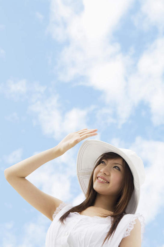 东方人,头发,一个人,站,举,笑,摸,微笑,露齿笑,竖图,室外,白天,仰视,裙子,旅游,度假,帽子,亚洲,仅一个年轻女性,仅一个女性,仅一个人,抚摸,握,阴影,连衣裙,光线,影子,云,云朵,拿,云彩,拿着,注视,黄种人,娱乐,蓝色,白色,黑色,白云,蓝天,天空,阳光,遮阳帽,天,观察,看,托,站着,享受,休闲,放松,握着,观看,察看,关注,一顶,年轻女性,女人,女性,亚洲人,触摸,接触,举起,举手,举着,向上举,向上伸,向上托,站立,半身,彩图,低角度拍摄