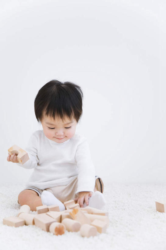 东方人,婴儿,儿童,头发,一个人,坐,笑,摸,盘腿,微笑,露齿笑,竖图,室内,白天,正面,婴儿服装,游戏,纯洁,智慧,玩具,亚洲,仅一个人,许多,抚摸,握,瓷砖,地砖,墙,地面,拿,玩,拿着,注视,黄种人,娱乐,墙壁,墙面,小孩,白色,黑色,低头,观察,看,休闲,积木,可爱,益智,握着,活泼,观看,活动,察看,思维,发泄,关注,消遣,智力,宝宝,想象,纯真,烂漫,无邪,宣泄,伶俐,天真,亚洲人,孩子,长发,触摸,接触,盘腿而坐,盘膝,盘着腿的,盘着腿坐,双腿交叉,玩耍,嬉戏,坐着,彩图,全身,婴儿服,襁褓