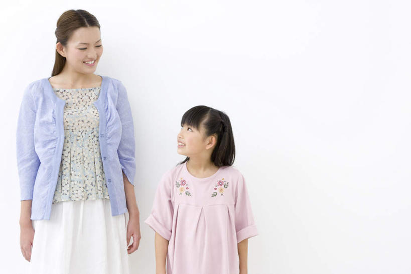 东方人,儿童,头发,两个人,家庭,母亲,女儿,站,笑,微笑,露齿笑,横图,室内,白天,白色背景,正面,裙子,纯洁,亚洲,连衣裙,服装,注视,休闲装,黄种人,相视,小孩,衣服,粉色,蓝色,黑色,低头,观察,看,靠,靠着,倚靠,站着,休闲,温暖,温馨,母女,一家人,面对面,休闲服,可爱,母爱,童年,童趣,摄影,服饰,影棚,观看,对视,和睦,察看,倚着,关注,相对,童真,烂漫,无邪,相看,天真,年轻女性,女孩,女人,女性,亚洲人,孩子,年轻人,长发,抬头,仰头,站立,半身,彩图,影棚拍摄,拍摄,融洽,女生