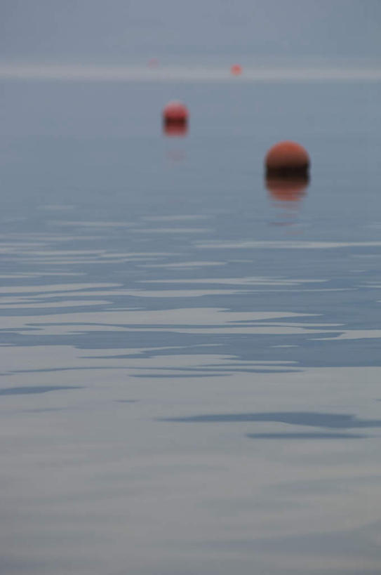 无人,竖图,俯视,室外,白天,旅游,度假,河流,美景,水,阴影,波纹,光线,影子,河水,景观,水流,娱乐,两个,红色,水纹,阳光,自然,波浪,享受,休闲,悬浮,景色,放松,浮标,自然风光,彩图,高角度拍摄