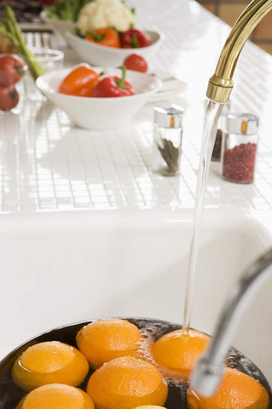 无人,竖图,俯视,室内,白天,水,桌面,柑橘,辣椒,蔬菜,西红柿,水果,一堆,许多,阴影,堆叠,堆积,朦胧,模糊,新鲜,光线,液体,影子,水池,水滴,花菜,花椰菜,生菜,莴苣,西兰花,生食,食品,果实,食物,黄色,阳光,流动,有机食品,绿色食品,堆,彩椒,辣角,红海椒,大椒,辣虎,广椒,春菜,鹅仔菜,莴仔菜,千金菜,叶用莴苣,橘子,桔子,橙子,橙,甜椒,柿子椒,辣子,海椒,番茄,番椒,灯笼椒,彩图,高角度拍摄