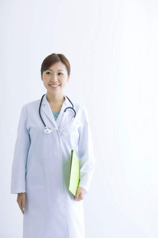 东方人,一个人,医生,站,捧,笑,摸,微笑,露齿笑,竖图,室内,白天,白色背景,正面,亚洲,仅一个年轻女性,仅一个女性,仅一个人,抚摸,握,材料,档案,文件,拿,拿着,注视,黄种人,一个,听诊器,资料,观察,看,站着,医护人员,医疗人员,握着,摄影,影棚,观看,察看,医疗设备,白大褂,关注,文档,年轻女性,女人,女性,亚洲人,大夫,触摸,端,端着,接触,捧着,手捧,站立,半身,彩图,影棚拍摄,拍摄