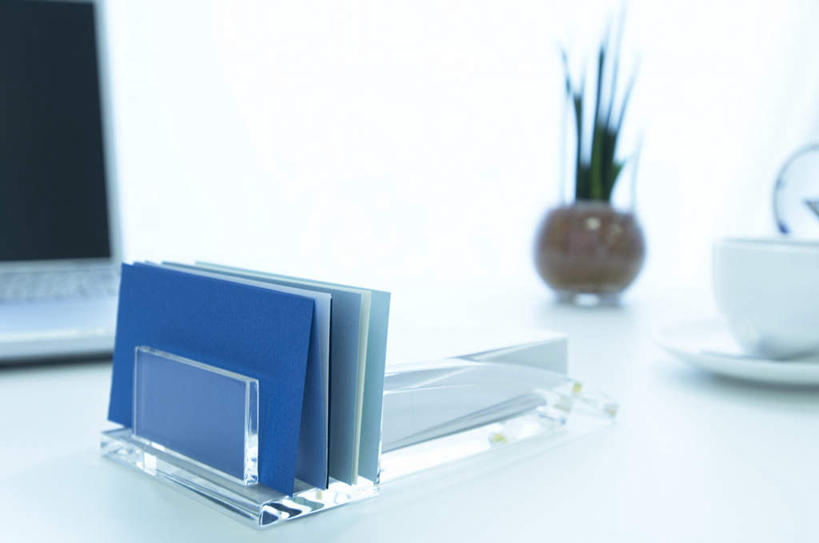 无人,横图,俯视,室内,特写,白天,电脑,笔记本电脑,植物,桌面,桌子,杯子,餐具,一排,许多,阴影,朦胧,模糊,整齐,光线,网络,材料,瓷器,档案,碟子,盘,盆栽,文件,影子,办公桌,咖啡杯,盆景,陶瓷制品,通讯设备,排列,蓝色,绿色,阳光,自然,盘子,资料,碟,生长,成长,无线,队列,文档,瓷杯,通信设备,无线网络,无线上网,便携式电脑,手提电脑,彩图,高角度拍摄