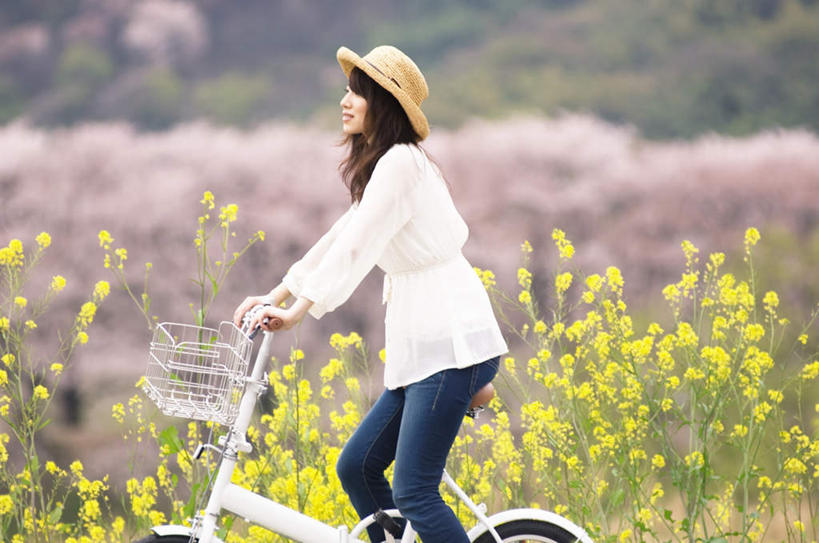 东方人,一个人,坐,笑,摸,微笑,露齿笑,横图,室外,白天,侧面,旅游,度假,植物,自行车,樱花,帽子,亚洲,仅一个年轻女性,仅一个女性,仅一个人,一辆,抚摸,握,服装,盛开,花蕾,注视,休闲装,黄种人,娱乐,车,脚踏车,花,花瓣,花朵,鲜花,树,树木,骑,衣服,粉色,绿色,白色,自然,遮阳帽,交通工具,花苞,花蕊,油菜花,观察,看,享受,休闲,休闲服,放松,握着,服饰,生长,成长,观看,察看,关注,载具,仙樱花,福岛樱,青肤樱,一顶,年轻女性,女人,女性,亚洲人,荆桃,触摸,接触,抬头,仰头,坐着,半身,彩图