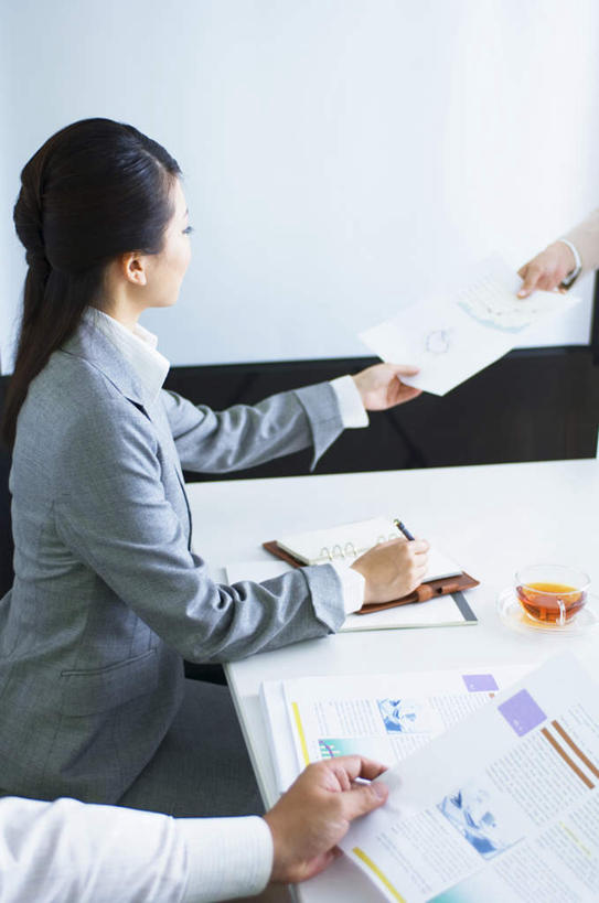 东方人,头发,三个人,同事,商务人士,商务男性,商务女性,办公室,坐,捧,笑,摸,微笑,露齿笑,竖图,俯视,室内,白天,衬衫,成功,合作,团队,集体,信心,桌子,椅子,亚洲,抚摸,握,写,套装,开会,会议,笔,材料,档案,文件,办公桌,墙,办公用品,拿,拿着,注视,黄种人,队伍,墙壁,墙面,文具,黑色,学习用品,资料,观察,记录,看,靠,靠着,倚靠,握着,观看,文具用品,察看,领导,倚着,成就,关注,文档,商务装,合伙,领袖,工薪阶层,男人,男性,年轻男性,年轻女性,女人,女性,亚洲人,白领,上班族,触摸,端,端着,接触,捧着,手捧,坐着,半身,彩图,高角度拍摄,衬衣