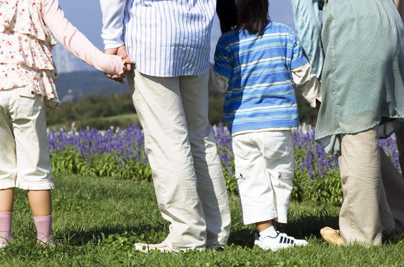 东方人,儿童,四个人,家庭,站,握手,横图,室外,白天,草地,草坪,山脉,树林,植物,亚洲,许多,观赏,云,云朵,云彩,黄种人,草,树,树木,小孩,背面,蓝色,绿色,紫色,白云,蓝天,天空,自然,香草,天,薰衣草,站着,温暖,温馨,一家人,生长,晴朗,成长,和睦,欣赏,灵香草,黄香草,男孩,男人,男性,年轻男性,女孩,女人,女性,亚洲人,晴空,拉手,手拉手,手握手,站立,半身,彩图,融洽,男生,女生