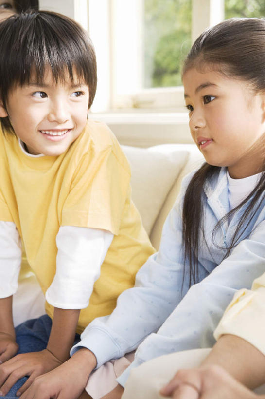 东方人,儿童,手,腿部,腿,三个人,伙伴,朋友,坐,笑,微笑,露齿笑,竖图,室内,白天,正面,友谊,纯洁,窗户,沙发,亚洲,黄种人,玻璃窗,小孩,手部,可爱,童年,童趣,搭,搭着,布艺沙发,童真,烂漫,无邪,天真,友情,男孩,男人,男性,女孩,女人,女性,亚洲人,坐着,半身,彩图,男生,女生