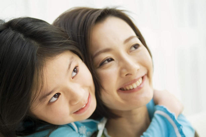 东方人,儿童,脸,头,脸颊,两个人,母亲,女儿,抱,笑,微笑,露齿笑,横图,室内,特写,白天,白色背景,正面,亚洲,注视,黄种人,小孩,看,母女,母爱,抱着,搂着,关注,年轻女性,女孩,女人,女性,亚洲人,头部,脸部,脸蛋,面部,怀抱,搂,搂抱,抬头,相抱,仰头,拥抱,半身,彩图,女生
