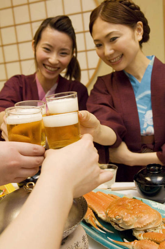 蟹,啤酒,东方人,四个人,伙伴,朋友,举,笑,微笑,露齿笑,竖图,室内,白天,正面,烹饪,友谊,杯子,亚洲,螃蟹,盖子,锅子,日本料理,料理,食品,四杯,黄种人,菜肴,美食,玻璃制品,食物,一个,一只,盘子,酒杯,啤酒杯,碗,日式料理,托,日式,佳肴,单个,友情,年轻女性,女人,女性,亚洲人,玻璃杯,举起,举手,举着,向上举,向上伸,向上托,半身,彩图