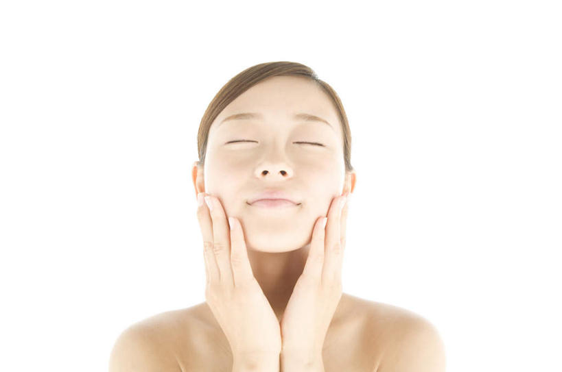 东方人,脸,头,脸颊,一个人,闭眼,笑,摸,微笑,横图,室外,特写,白天,正面,化妆,美容,亚洲,仅一个年轻女性,仅一个女性,仅一个人,抚摸,护肤,黄种人,裸露,保养,享受,休闲,放松,保健,皮肤,裸,养颜,年轻女性,女人,女性,亚洲人,头部,脸部,脸蛋,面部,闭眼睛,闭着眼,闭着眼睛,触摸,接触,半身,彩图