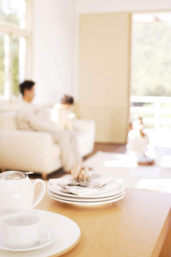 东方人,儿童,三个人,父亲,女儿,儿子,坐,竖图,室外,白天,侧面,餐桌,窗户,地板,门,沙发,桌子,餐具,亚洲,木制,壶,叉,墙,地面,四把,黄种人,木地板,玻璃窗,墙壁,墙面,水壶,一个,小孩,白色,盘子,茶壶,木制品,门框,碗,四个,父女,父子,父爱,单个,餐台,布艺沙发,男孩,男人,男性,年轻男性,女孩,女人,女性,亚洲人,进餐用具,烹调用具,坐着,半身,彩图,男生,女生