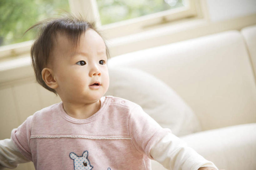 东方人,儿童,一个人,走,笑,微笑,横图,室内,特写,白天,正面,纯洁,植物,窗户,沙发,亚洲,仅一个男性,仅一个人,注视,黄种人,玻璃窗,树,树木,小孩,绿色,自然,观察,看,仅一个小孩,可爱,童年,童趣,生长,成长,观看,察看,关注,布艺沙发,童真,烂漫,无邪,天真,男孩,男人,男性,亚洲人,孩子,步行,散步,走路,半身,彩图,男生