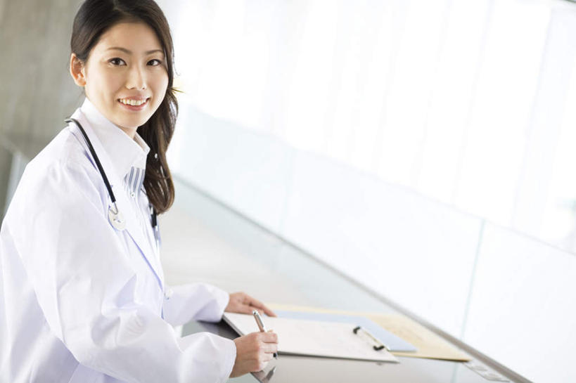 东方人,一个人,站,笑,微笑,露齿笑,横图,室外,白天,侧面,窗户,桌子,亚洲,仅一个年轻女性,仅一个女性,仅一个人,握,笔,材料,档案,文件,办公用品,黄种人,玻璃窗,文具,听诊器,学习用品,资料,站着,握着,档案袋,文具用品,医疗设备,文档,年轻女性,女人,女性,亚洲人,站立,半身,彩图