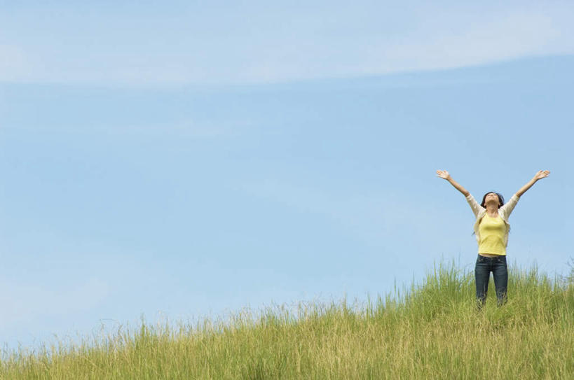 东方人,手,一个人,站,举,横图,室外,白天,正面,草地,草坪,植物,亚洲,仅一个女性,仅一个人,云,云朵,云彩,黄种人,草,蓝色,绿色,白云,蓝天,天空,天,托,站着,仅一个中年女性,手部,晴朗,女人,女性,中年女性,亚洲人,晴空,举起,举手,举着,抬头,向上举,向上伸,向上托,仰头,站立,彩图,全身