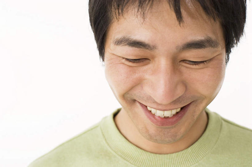 东方人,脸,头,脸颊,一个人,笑,微笑,露齿笑,横图,俯视,室内,特写,白天,白色背景,亚洲,仅一个男性,仅一个人,注视,黄种人,仅一个年轻男性,观察,看,摄影,影棚,观看,察看,关注,男人,男性,年轻男性,亚洲人,头部,脸部,脸蛋,面部,闭眼睛,闭着眼,半身,彩图,高角度拍摄,影棚拍摄,拍摄