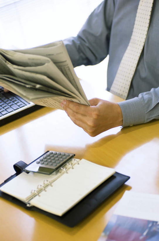 东方人,一个人,商务人士,商务男性,办公室,竖图,俯视,室内,白天,衬衫,计算器,电脑,笔记本电脑,家具,桌子,报纸,亚洲,仅一个男性,仅一个人,握,套装,计算,科学,网络,信息,木制,标志,文字,字符,字母,办公桌,办公用品,记事本,拿,拿着,黄种人,通讯设备,标识,仅一个年轻男性,一个,本子,笔记本,木制品,握着,理财,财务,单个,新闻,无线,数学,通信设备,商务装,无线网络,无线上网,便携式电脑,工薪阶层,办公家具,手提电脑,男人,男性,年轻男性,亚洲人,白领,上班族,半身,彩图,高角度拍摄,衬衣,报刊