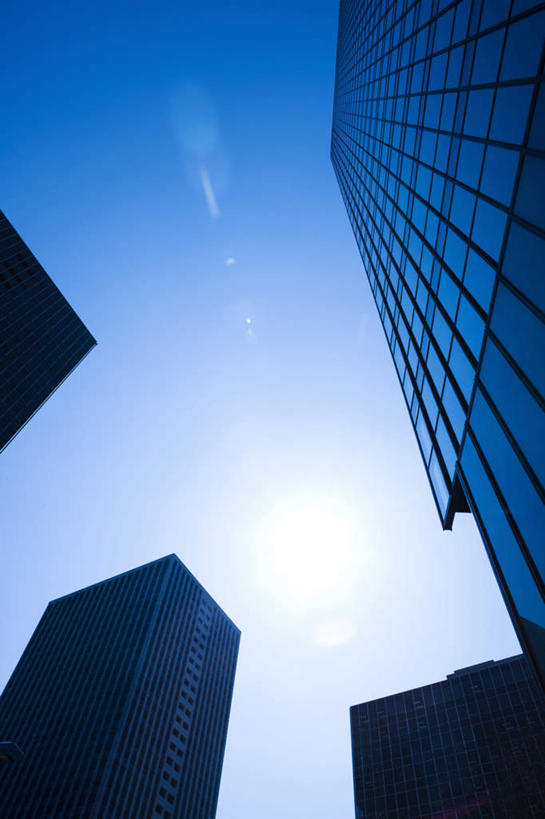 无人,高楼大厦,竖图,室外,白天,仰视,度假,美景,城市风光,城市,大厦,建筑,摩天大楼,景观,云,云朵,建筑群,云彩,娱乐,建设,蓝色,白云,蓝天,天空,天,享受,休闲,景色,放松,晴朗,晴空,彩图,低角度拍摄,大楼,高层建筑,高楼,摩天楼