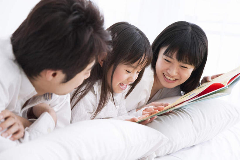 东方人,三个人,家庭,笑,双手交叉,大笑,横图,室内,白天,白色背景,正面,快乐,兴奋,纯洁,床,书籍,亚洲,握,双人床,床单,拿,拿着,注视,黄种人,被子,两个,白色,枕头,观察,看,张嘴,温暖,温馨,一家人,可爱,童年,童趣,握着,观看,和睦,察看,双手抱胸,被单,关注,张大嘴巴,童真,烂漫,无邪,哈哈大笑,天真,男人,男性,年轻男性,年轻女性,女孩,女人,女性,亚洲人,书,图书,张开嘴,半身,彩图,高兴,融洽