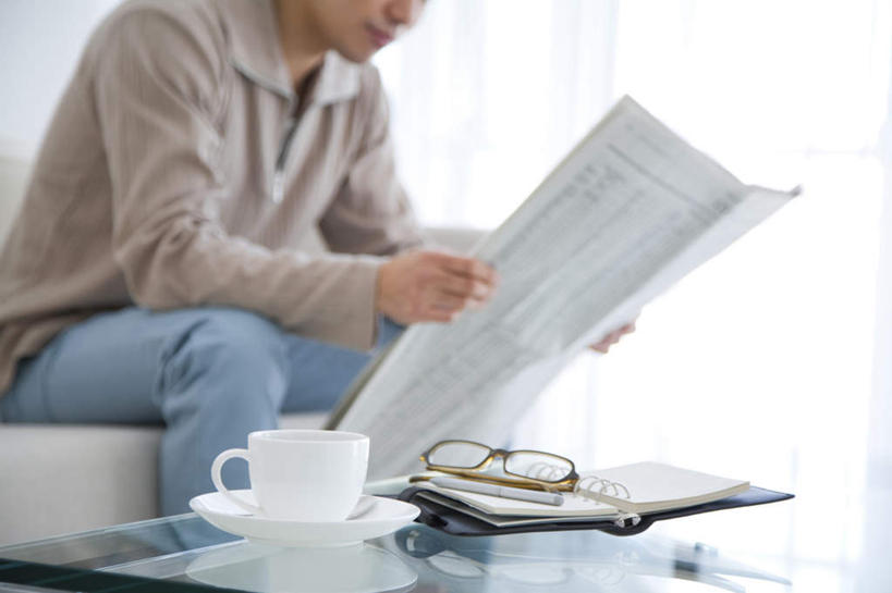 东方人,一个人,坐,横图,俯视,室内,白天,阅读,窗户,窗帘,落地窗,沙发,桌子,报纸,杯子,玻璃,亚洲,仅一个男性,仅一个人,一本,一副,握,学习,标志,瓷器,碟子,文字,眼镜,字符,字母,记事本,咖啡杯,陶瓷制品,拿,茶几,拿着,黄种人,标识,玻璃窗,玻璃制品,仅一个年轻男性,一个,灰色,本子,笔记本,看,浏览,握着,单个,瓷杯,近视眼镜,布艺沙发,男人,男性,年轻男性,亚洲人,坐着,半身,彩图,高角度拍摄