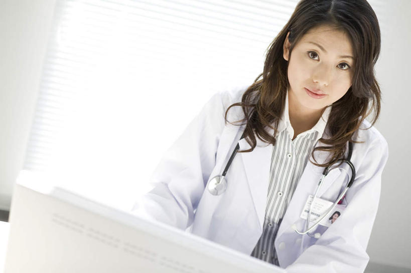 东方人,一个人,医生,站,笑,微笑,横图,室内,白天,正面,电脑,显示器,鼠标,键盘,窗户,亚洲,仅一个年轻女性,仅一个女性,仅一个人,网络,百叶窗,墙,注视,黄种人,输入设备,通讯设备,墙壁,墙面,白色,观察,看,站着,医护人员,医疗人员,台式电脑,观看,察看,关注,通信设备,输出设备,年轻女性,女人,女性,亚洲人,大夫,站立,半身,彩图