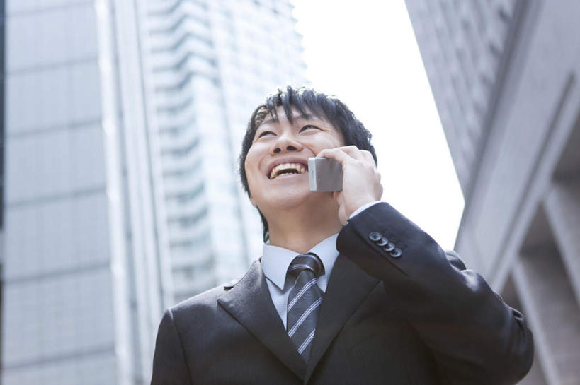 东方人,一个人,商务人士,商务男性,高楼大厦,笑,打电话,微笑,露齿笑,横图,室外,白天,仰视,衬衫,度假,美景,城市风光,城市,大厦,建筑,摩天大楼,电话,手机,亚洲,仅一个男性,仅一个人,握,套装,景观,建筑群,拿,拿着,黄种人,娱乐,通讯设备,建设,仅一个年轻男性,享受,休闲,景色,放松,握着,商务装,工薪阶层,交流,男人,男性,年轻男性,亚洲人,白领,上班族,沟通,通话,半身,彩图,低角度拍摄,衬衣,大楼,高层建筑,高楼,摩天楼